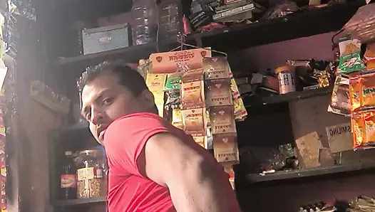 Индийский паренек трахает себя в магазине