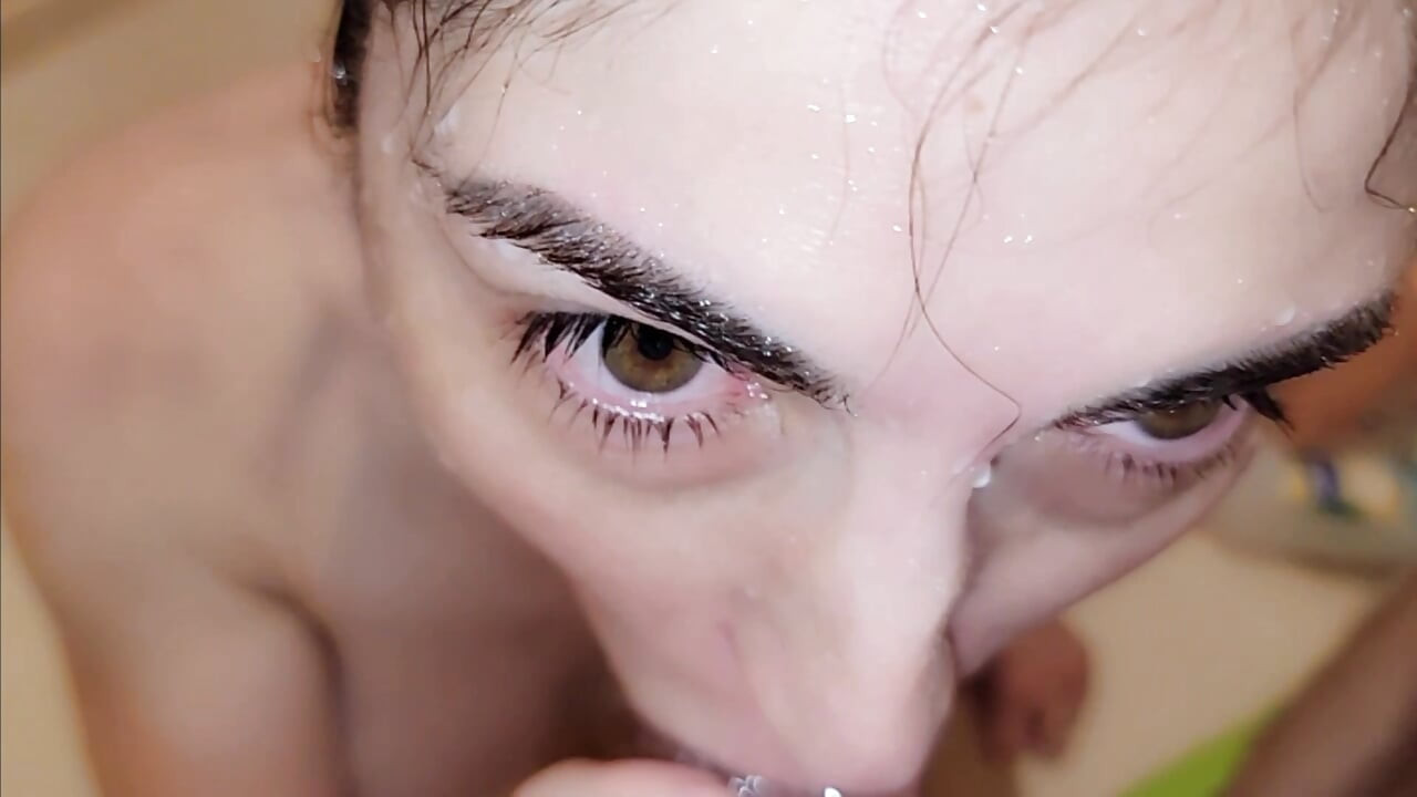 Milf se corre en la boca con mamada en la ducha