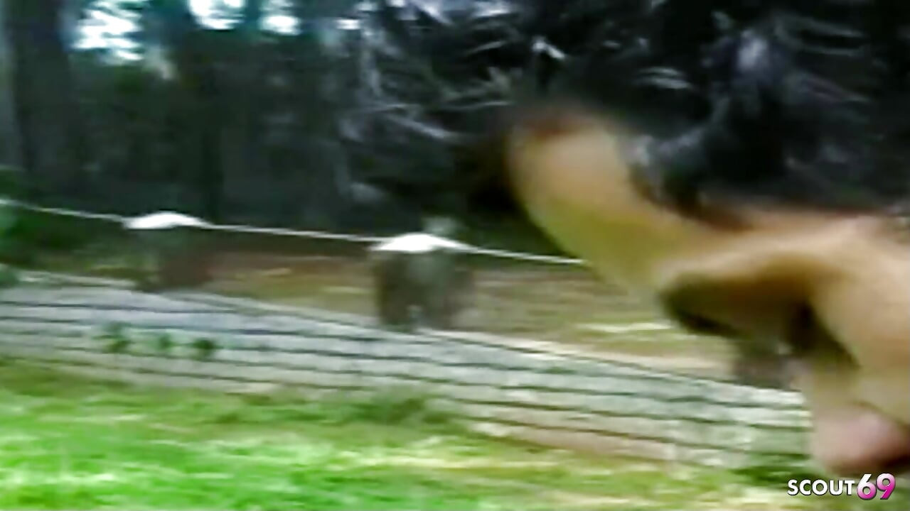 Pantat bahenol waria rambut pirang diam-diam dientot habis-habisan di hutan