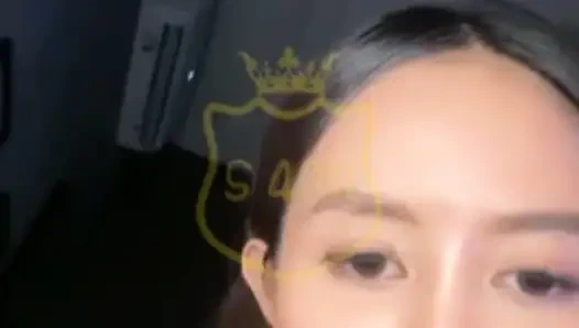 Sexyster streich, nackt von fremden, zeigt ihre nasse muschi