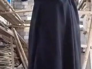 Menina hijabi mostrando peitos