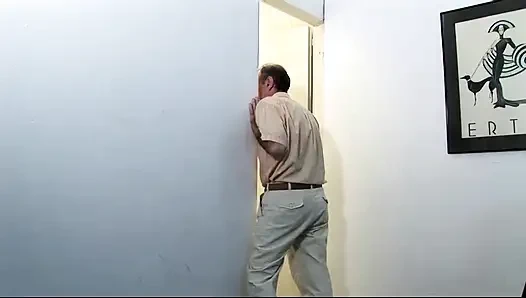 Pria yang lebih tua disepong di kamar mandi oleh remaja yang lebih muda