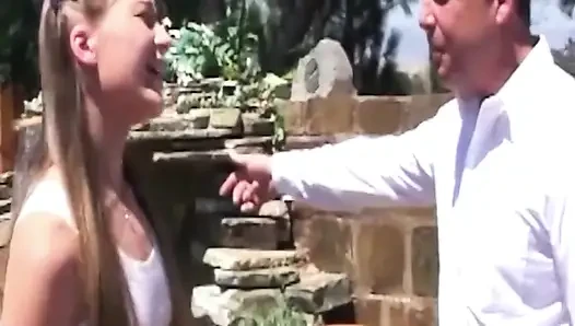Blonde MILf schlürft großen schwanz im freien vor hartem doggystyle