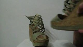 Обувной башмак и сперма на зеленых сандалиях друга