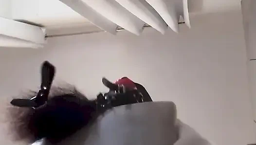 MILF ditutup matanya dan tersumbat, kacau di vagina dan mulut