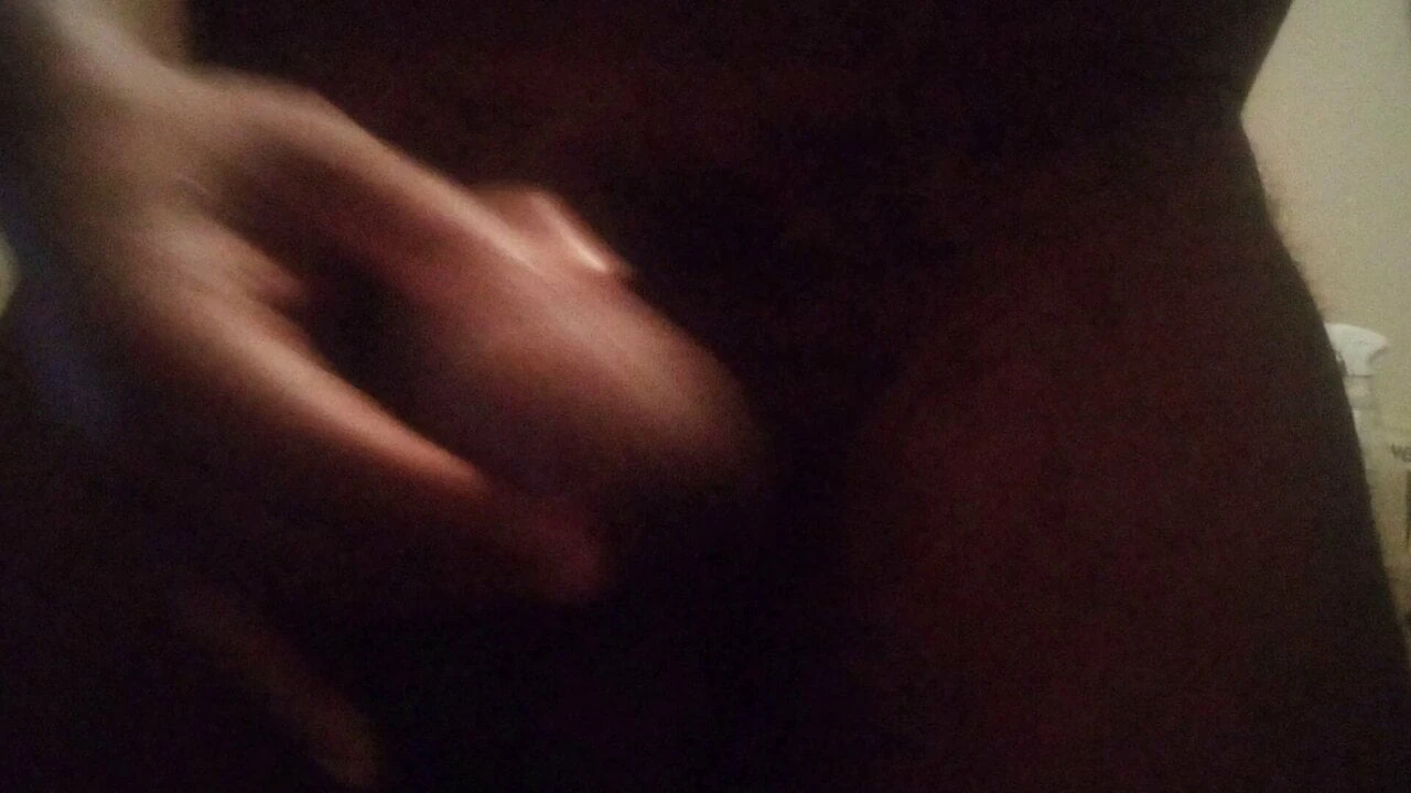 Je joue avec ma bite, tu veux la sucer?