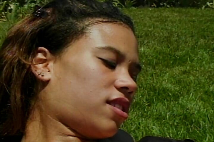 Si jalang blonde mengongkek awek Asia panas dengan dildo di luar rumah