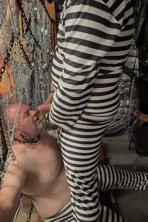Domina Satana coloca booboo na cela com bem dotado