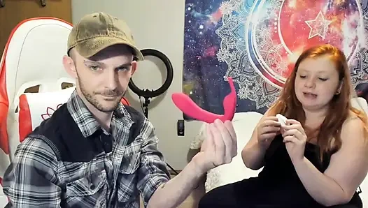 Animour külot dildo kutularını açıp mastürbasyon yapıyor