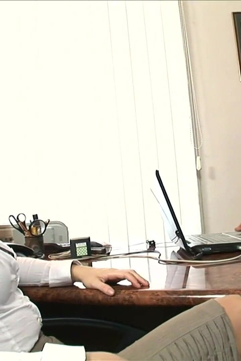 Sekreter işini sürdürmek için her şeyi yapıyor