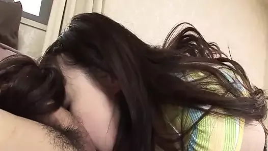 Une Japonaise aux cheveux longs suce un homme et se fait remplir la bouche de sperme