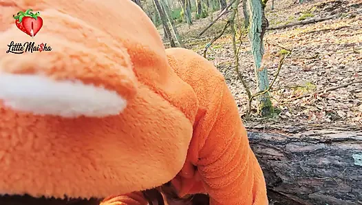 Ormanda tesadüfen tanıştığım sıska, tatlı bir kızıl saçlı taşaklarımı ve yarağımı sağdı. Bu süreçte göt deliğimi de yaladı.