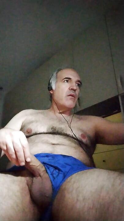 Drkala sam svoj kurac dva sata, napokon sam svršila