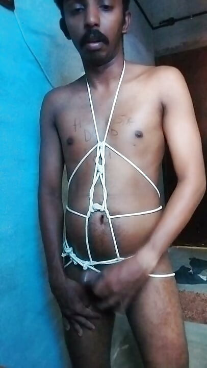 Hedmaster Shithin Fag अपना वीडियो देखते हुए कम करते हुए