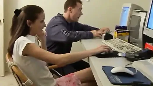 Sevimli esmer kaltakla ateşli üçlü seks