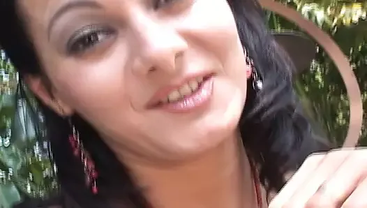 Nena rumana caliente obtiene todos los agujeros follados en una entrevista porno