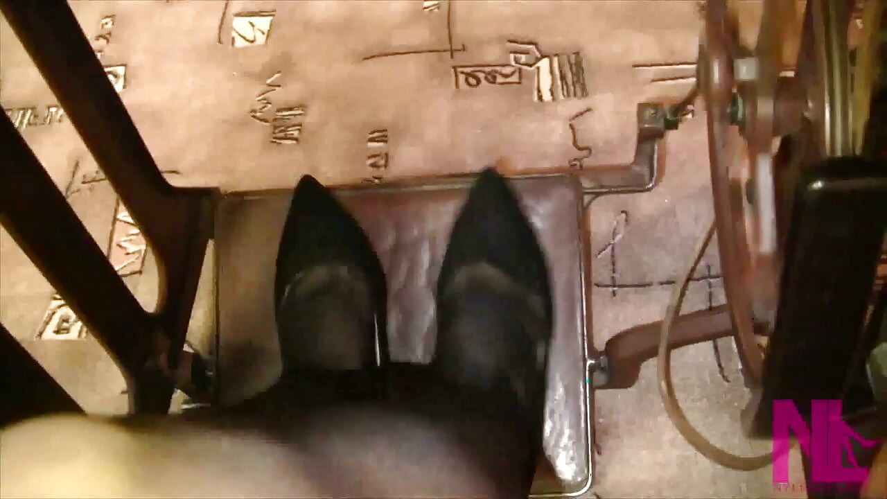 Vintage_Sewing на швейной машине моей бабушки в черных колготках и замше Louboutins