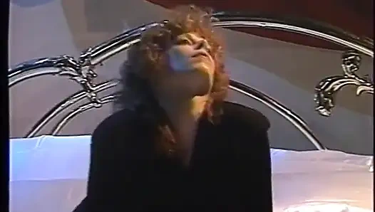 Крошка-брюнетка с красивой задницей сосет и трахается с большим черным хуем в постели, хардкор