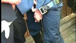 Cops mit großem Schwanz lutschen und lecken sich gegenseitig im Freien