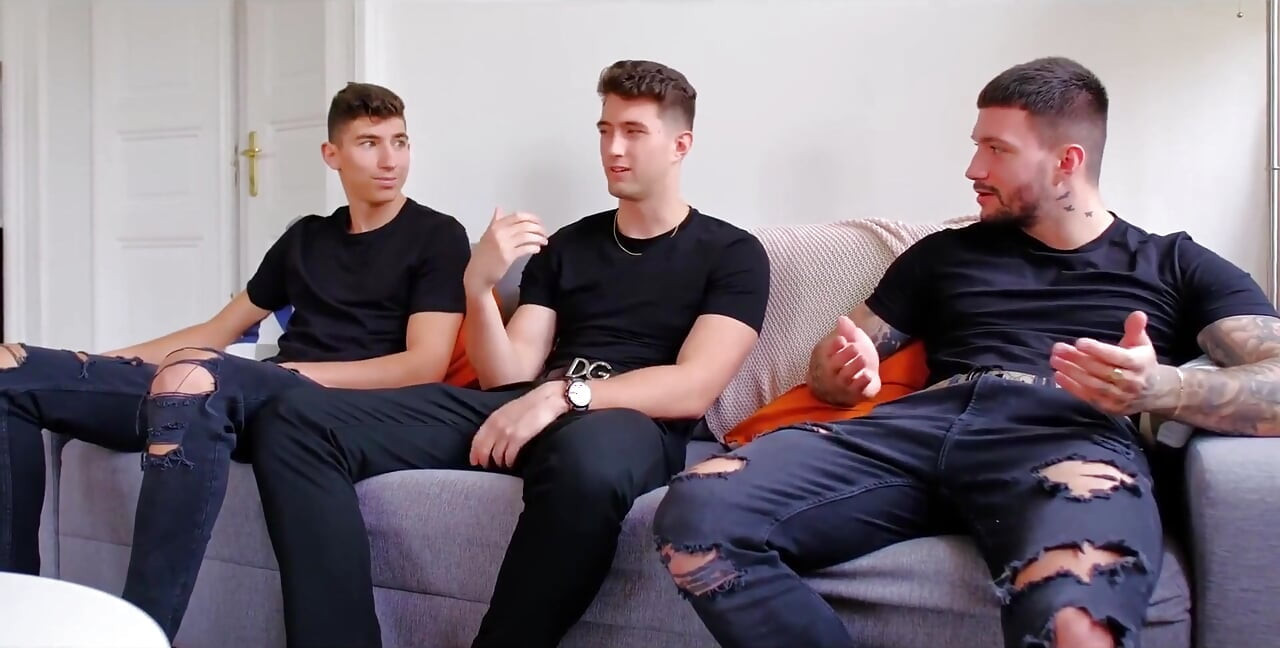 Dziki gangbang! Tru Kait odważy się wziąć dwa kutasy w górę jej cipki!