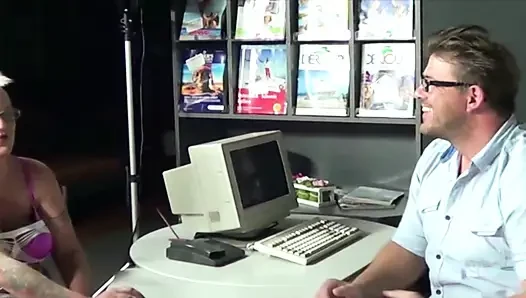 Fransa'dan ofis sürtükleri üçlü sekste yarak emiyor