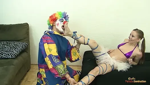 Aksi hot lesbian cewek imut dengan kostum cosplay dan dork clown