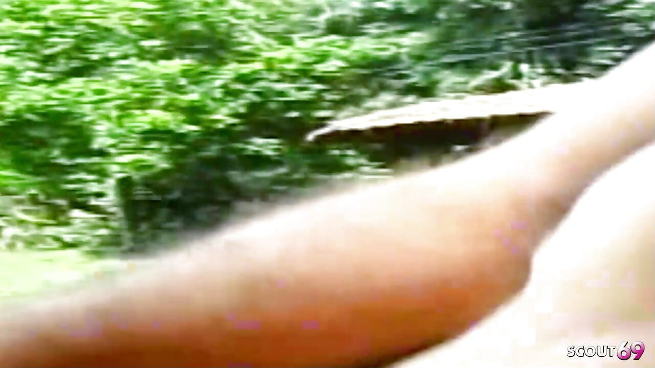 金发变性人在树林里被偷偷地干她紧致的菊花