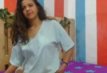 Мила дівчина показує свій чорний бюстгальтер і показує соски