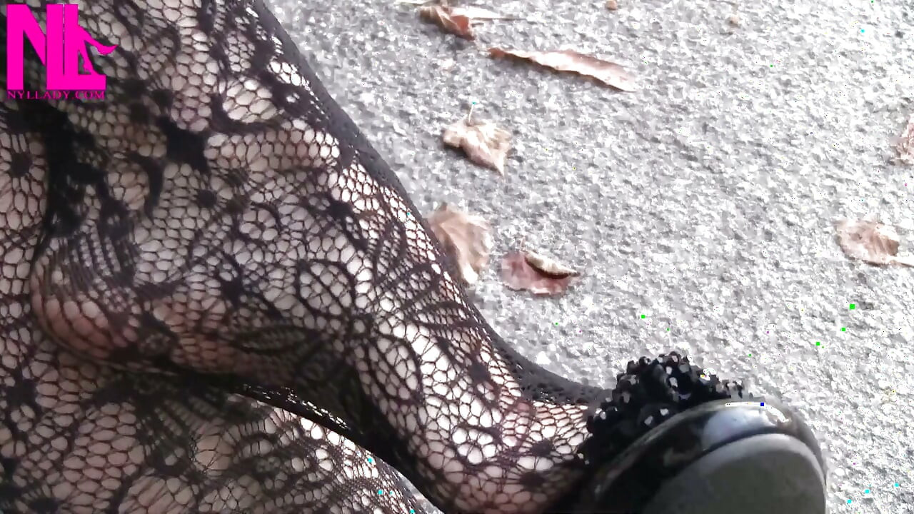 Érzéki lábcsüngtetés és cipőjáték fekete balerina cipőben a parkban