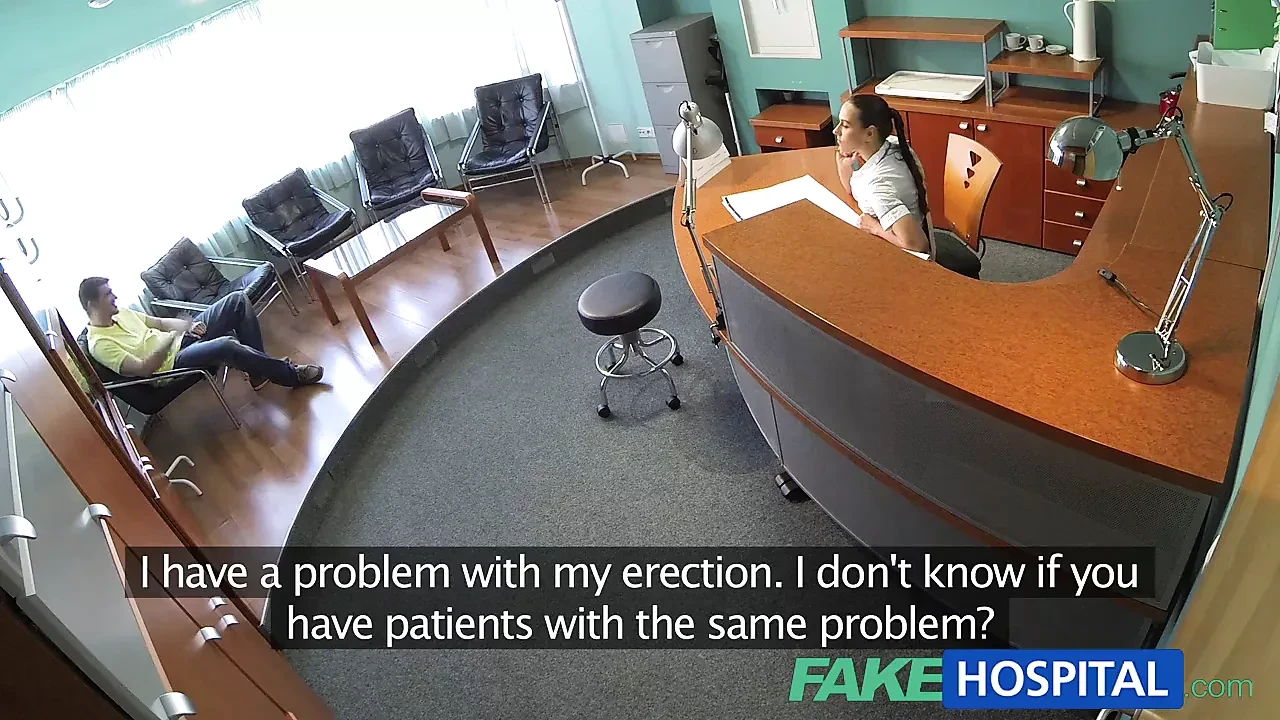 Enfermeira sexy do falso hospital cura paciente com sexo duro no escritório