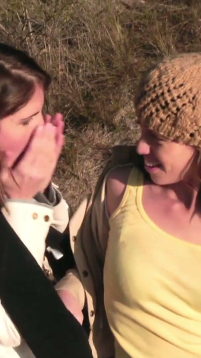 Quem coloca uma grande alça no vibrador na sacola de piquenique antes de sair para tomar ar fresco deve estar definitivamente com tesão | Clipe 1