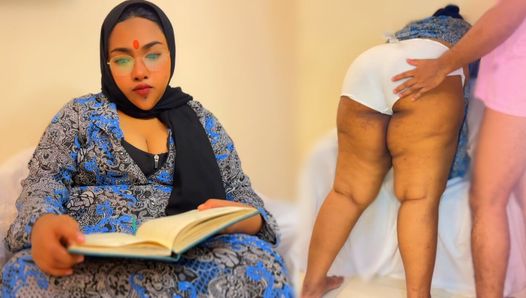 Когда красивая 45-летняя тетушка из Египта в хиджабе читает книгу, то 18-летняя соседка трахает ее (большие сиськи и огромная задница, арабский секс милфы)