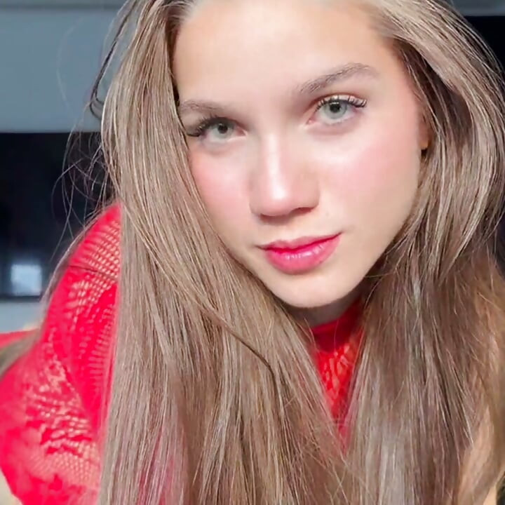 Tânăra model cu un fund perfect este futută tare în timp ce poartă o rochie roșie sexy și pasională.