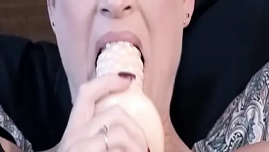 Reife MILF dehnt behaarte muschi mit massiven dildos