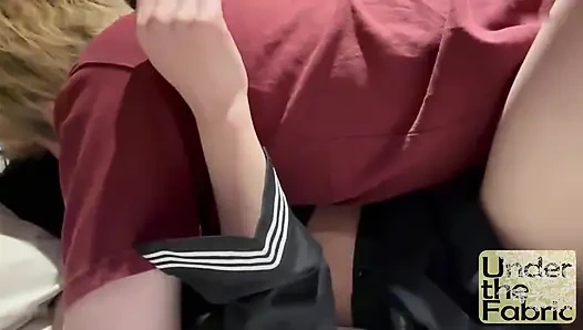 Женщину в тихих очках обманули, как видео-изображение превращается в кримпай в видео от первого лица