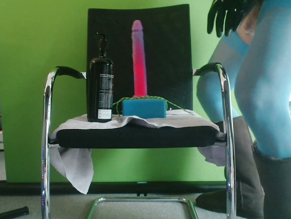 Traite de précum pendant l'insertion d'un gros gode