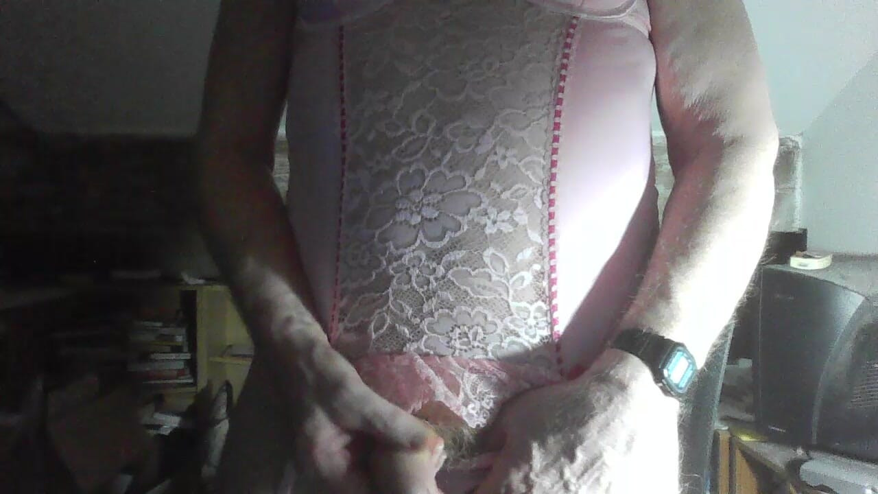 必死なスラット・サラ。いつもの濃いスラットメイクをせずにポーズをとり、オナニーしているが、近所の人や家族には気づくかもしれない