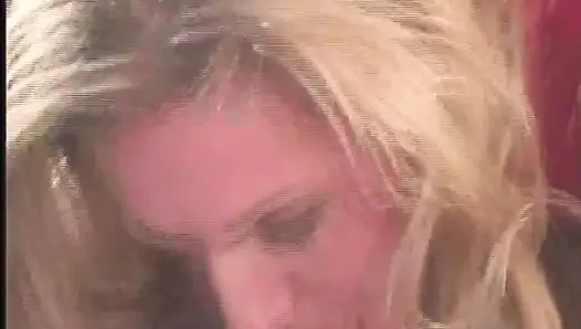 Горячая блондинка брызнула в лицо