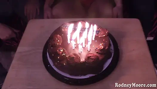 Nikki Daniels şarkı söylüyor ve nostaljik doğum günü hediyesi pornosu emiyor