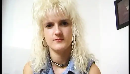 Sarışın Alman orta yaşlı seksi kadın tek başına iş yapıyor