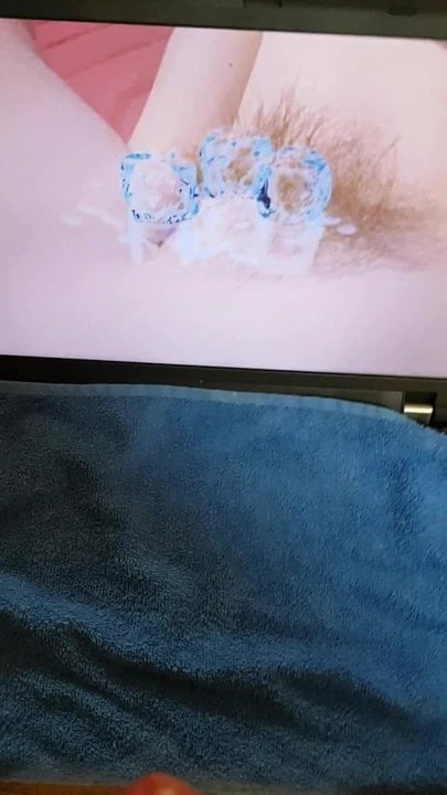 Susannes haariges brennendes Foetzchen bespritzt