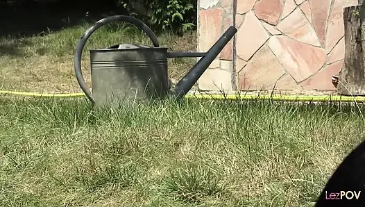 Açık havada eğlence için yumuşak bir halıyla makaslama lezbiyenler arasında gerçekten başlayabilir