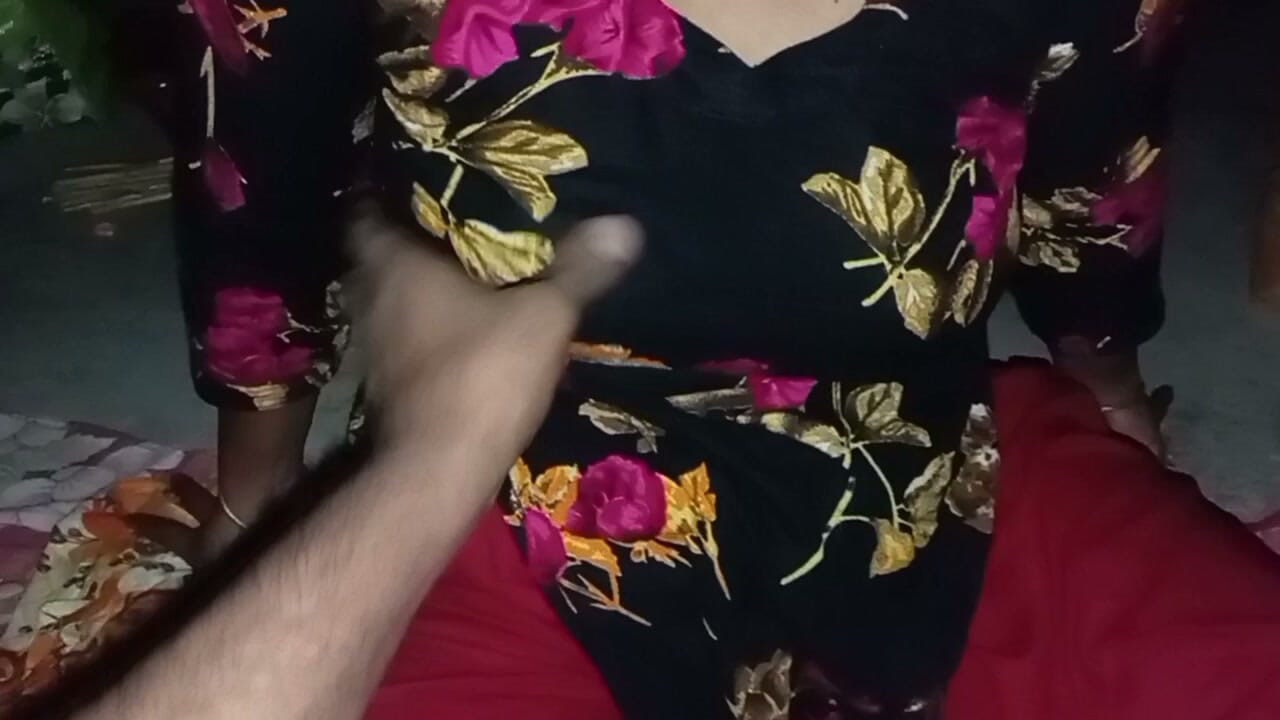 Siyah kıyafetli kızı meme uçlarından sıkıp duruyorum