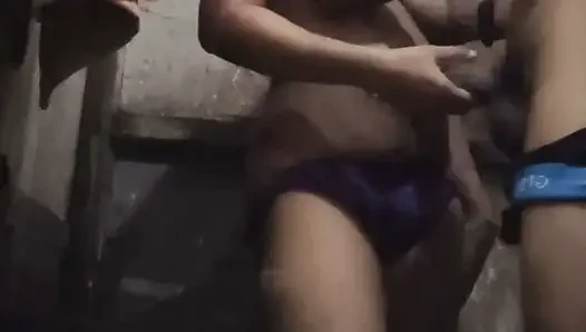 Istriku ngentot dengan teman ku di kamar mandi
