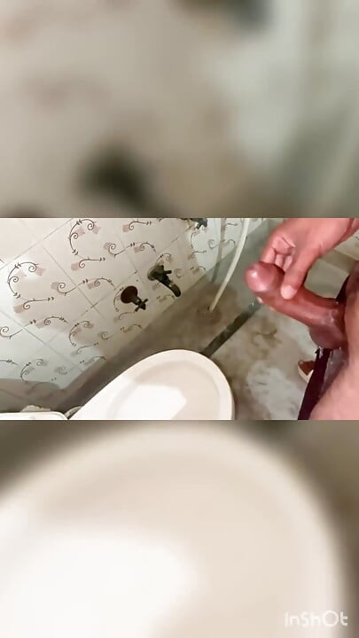 화장실에서 따먹히는 처녀 여친