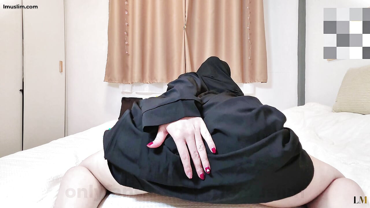 Niegrzeczna malezyjska Hijabi Robi porno pokazując jej tyłek w Abaya