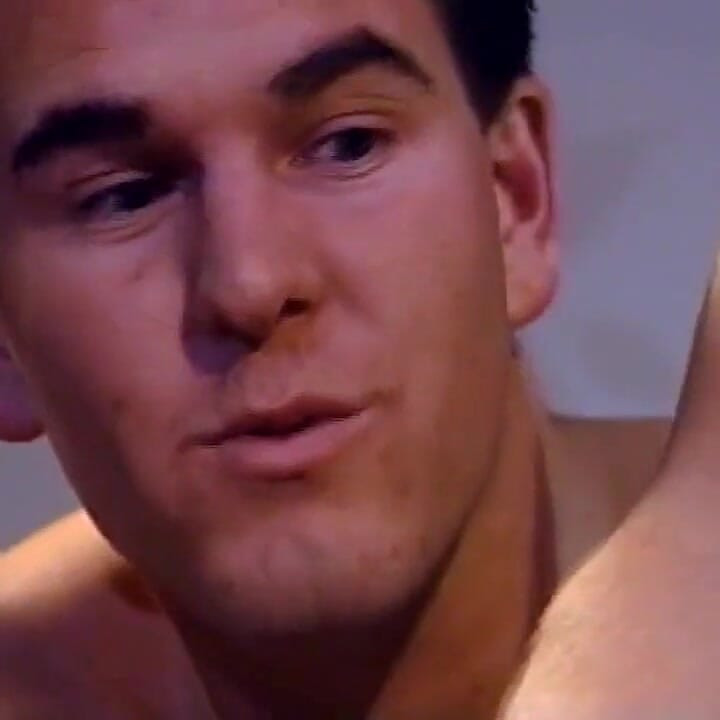 Velike sise, dlakava pička u trojci, jebanje pičke dildom probijeno