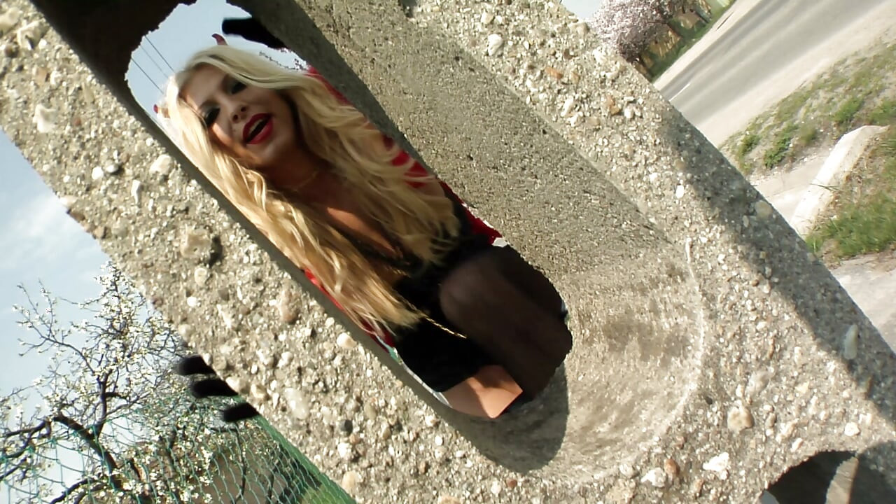 Blonde blondine will domina sein