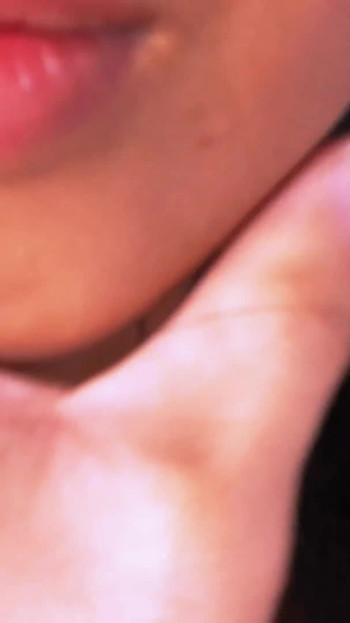 拥有完美屁股的热辣胸趾青少年在课后提供热辣的口交