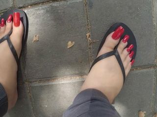 Sandalias de dedo rojo